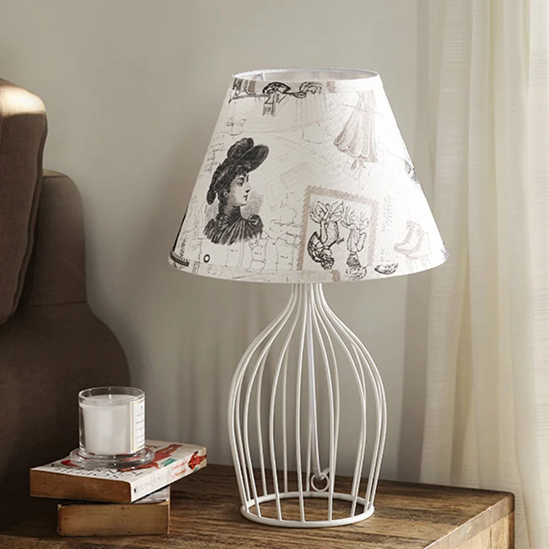 Stilfuld Metal Bordlampe med Konisk Skærm