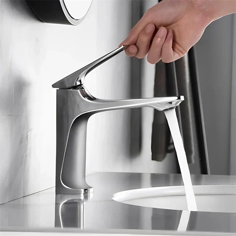 Elegant badeværelsesarmatur - med enkelt håndtag til tidløs komfort