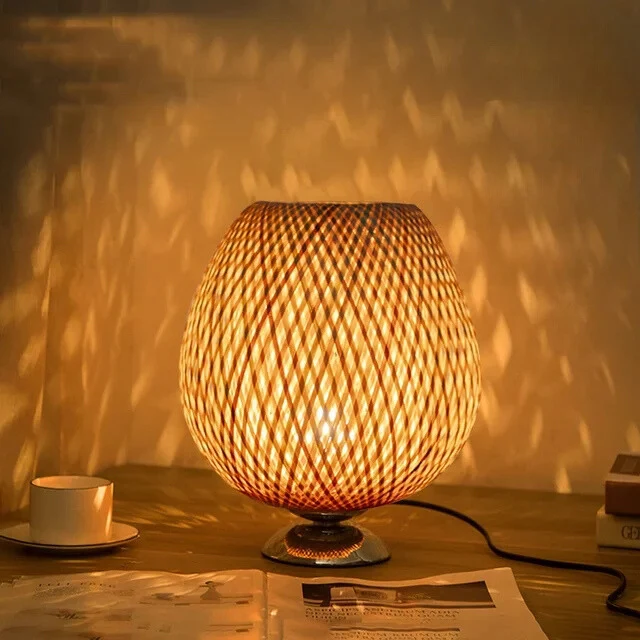 Bambusbordlampe med varm belysning og tidløs elegance