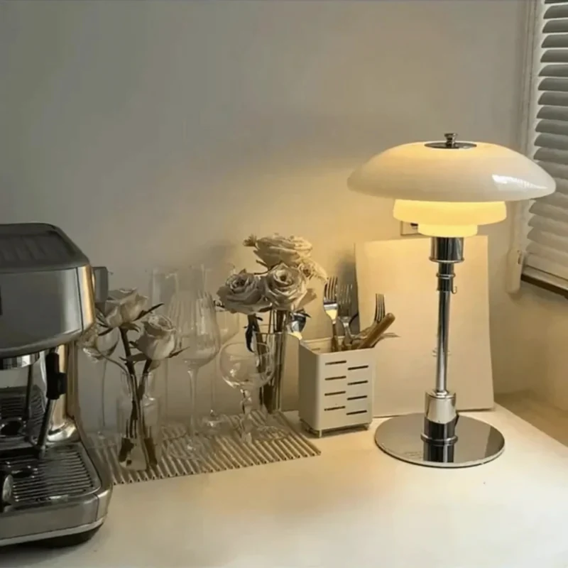 Elegant Natlampe med Glas Skærm og Justerbar Lysstyrke