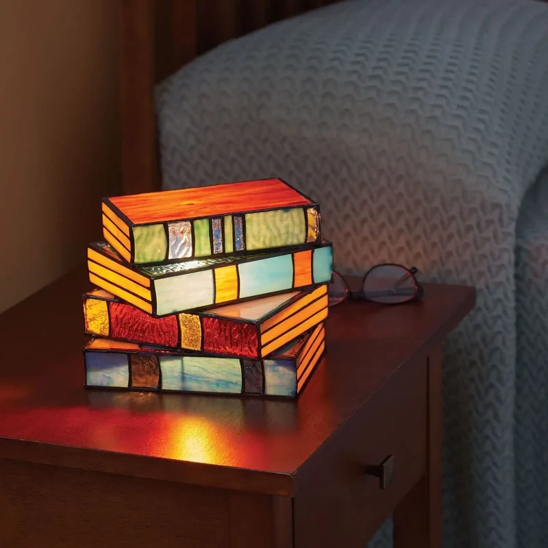 Kreativ Natbordslampe i Farvet Glas, Bogformet Design