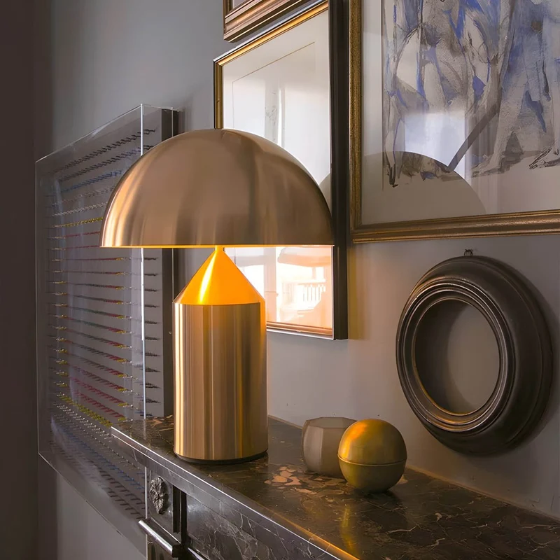 Vintage Bordlampe i Metal – Stilfuld Belysning til Hjemmet