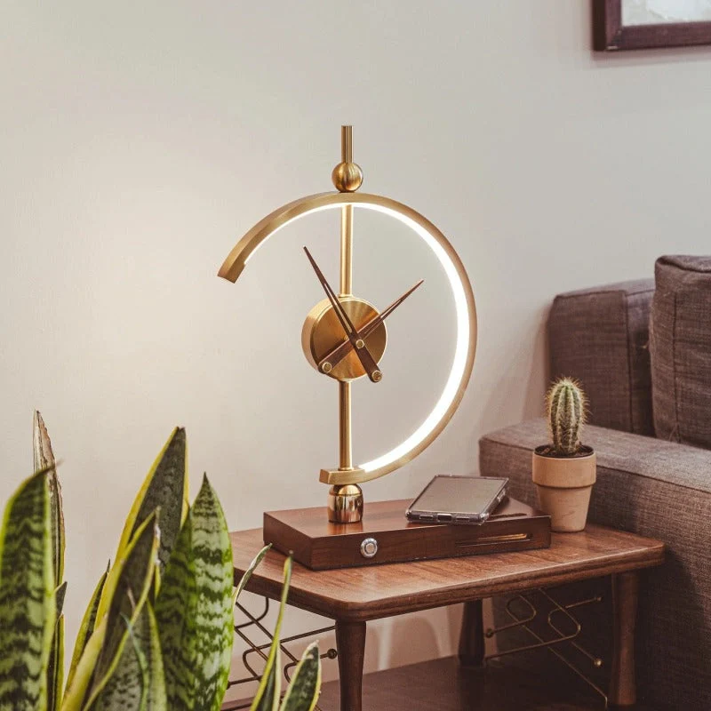 Bordlampe med Trådløs Oplader og Stilfuldt Ur